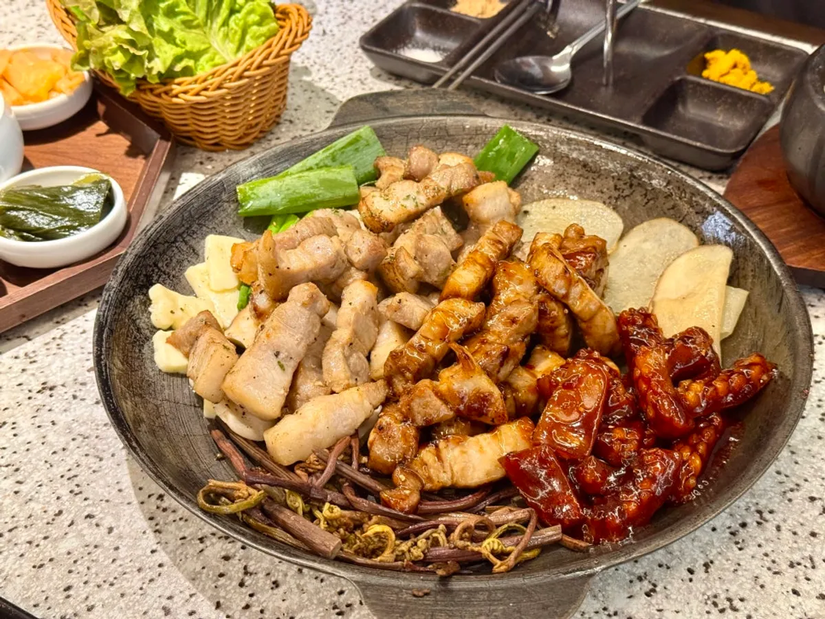 Table setting with pre-grilled pork belly at Go Ok-hui Hwamyeong Main Branch