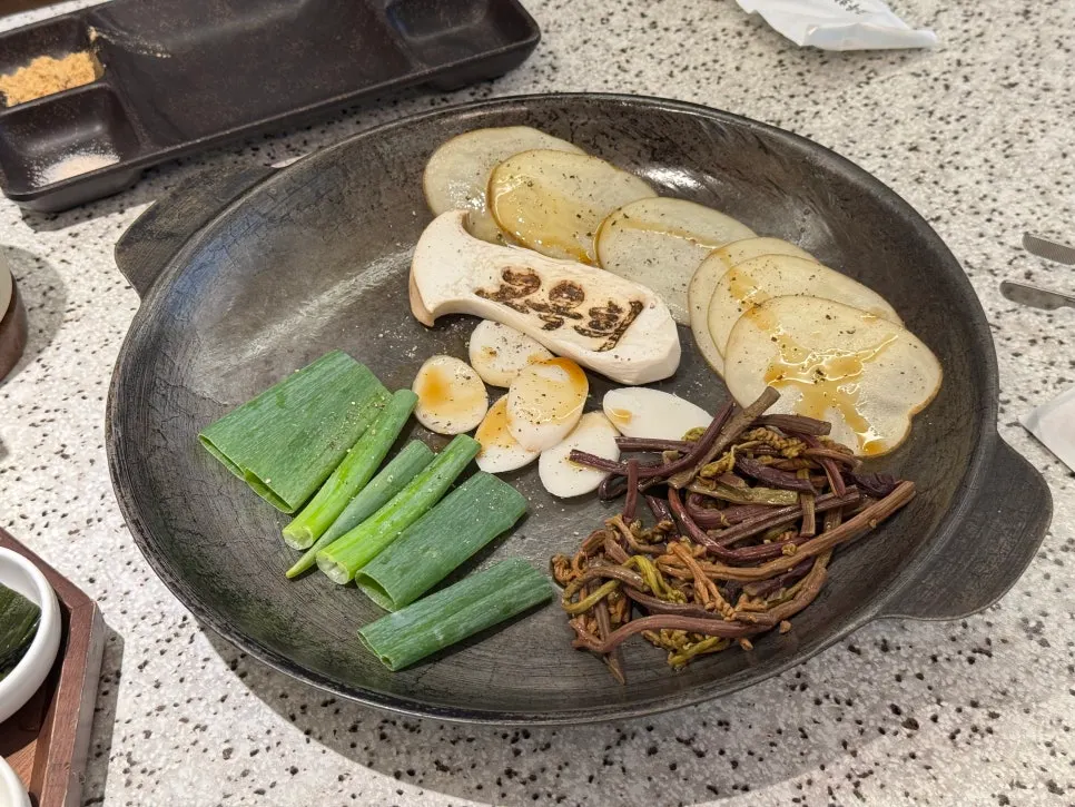 Basic side dishes with lettuce, garlic, and wasabi