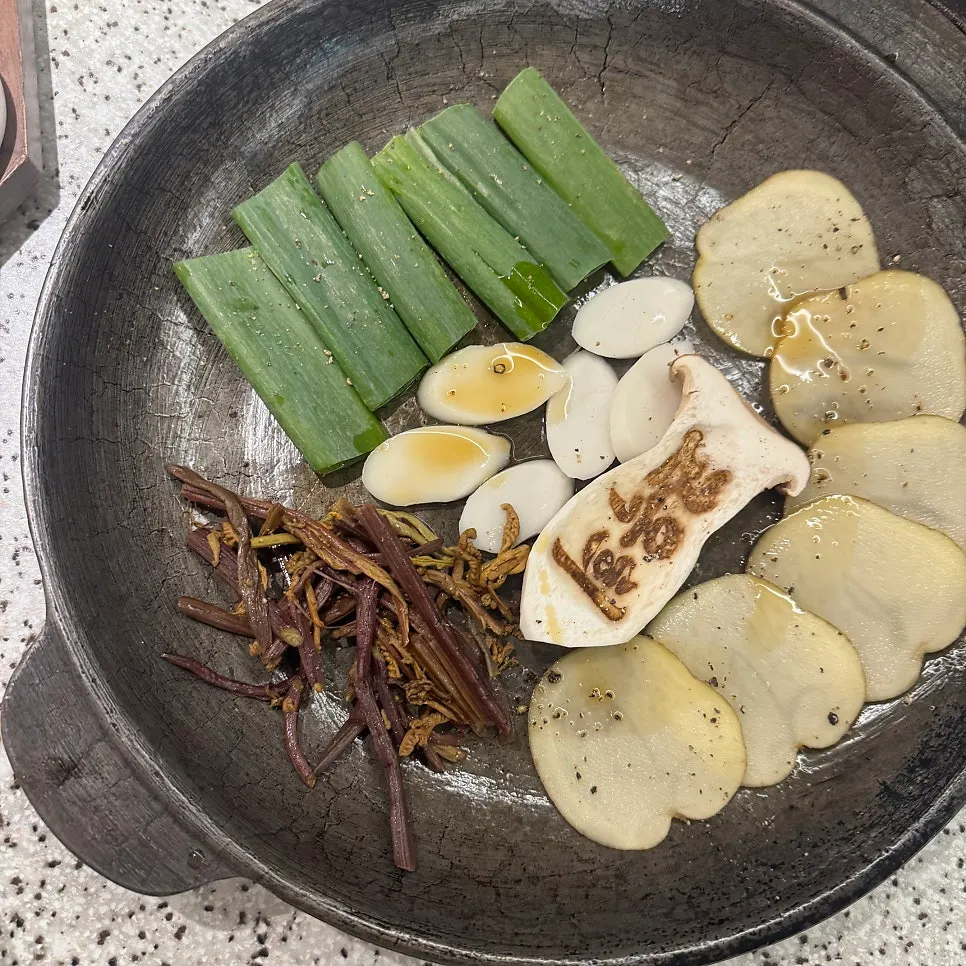 Khu vực bàn ghế trong sảnh Go Ok-hui Hwamyeong Main Branch