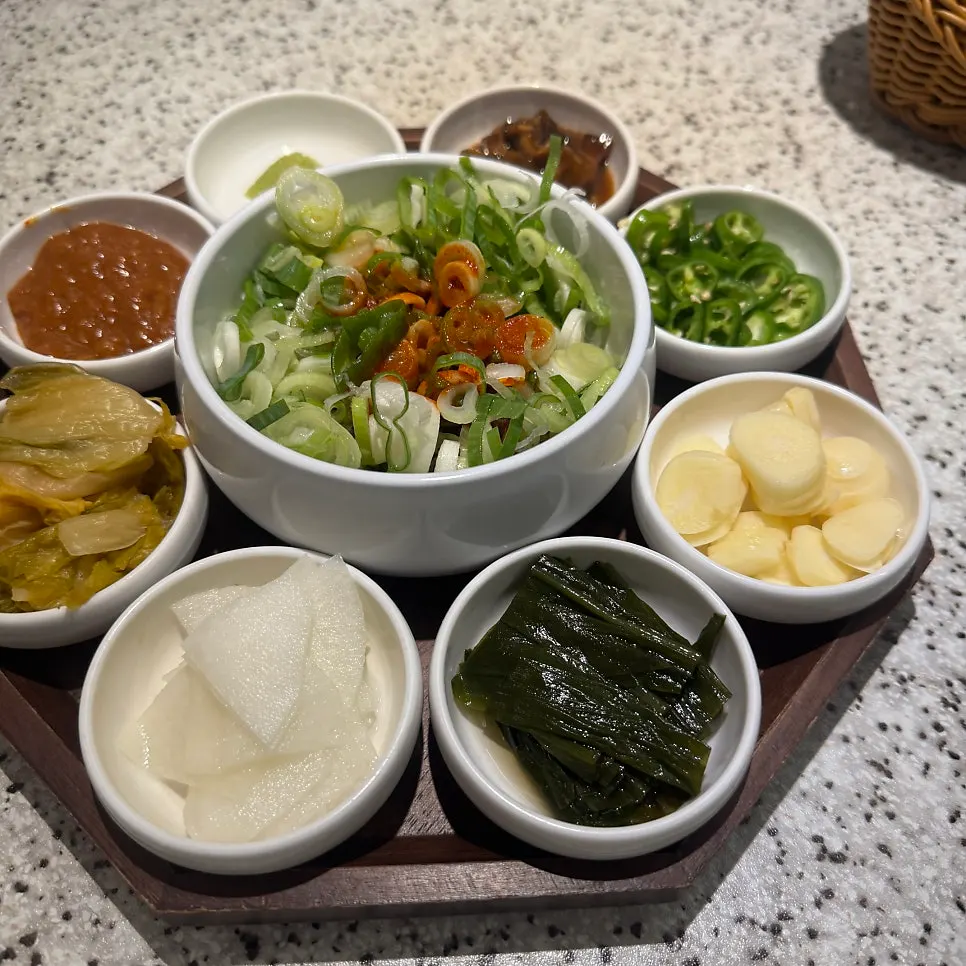 Ghế ngồi và bàn ăn được sắp xếp tại Go Ok-hui Hwamyeong Main Branch