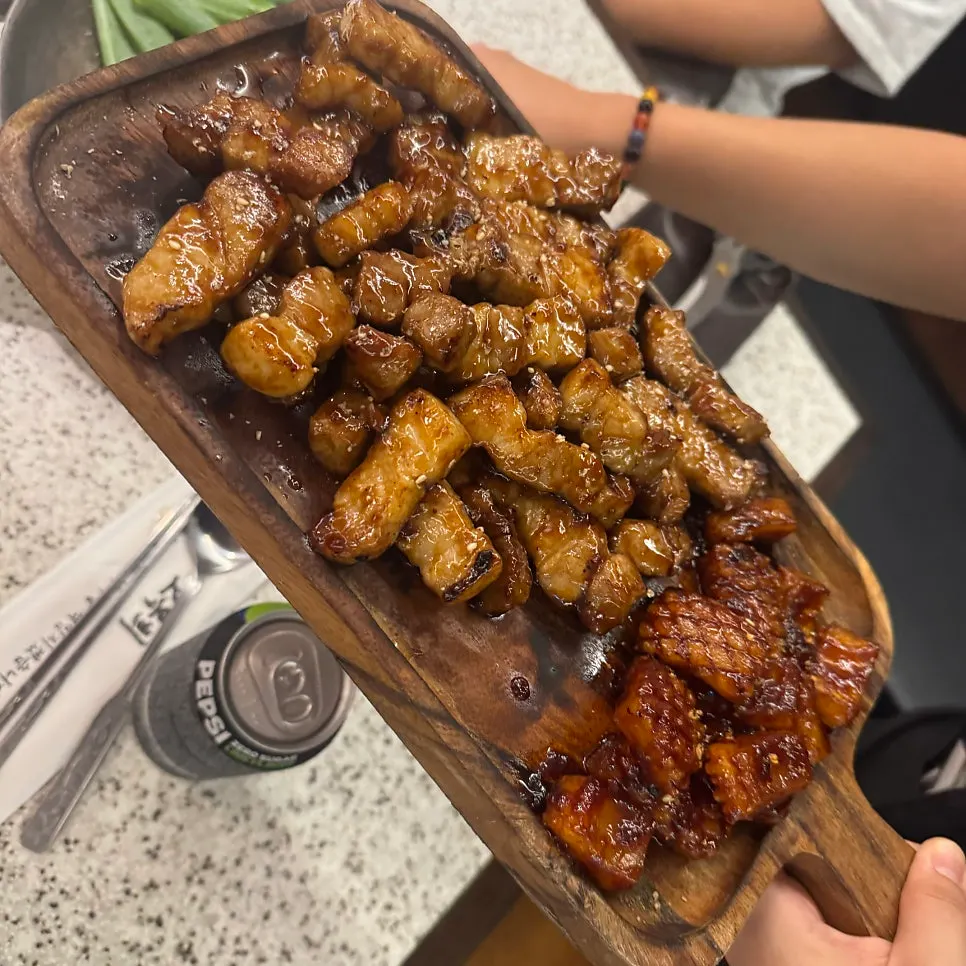 Các món cơ bản được bày trên bàn tại Go Ok-hui Hwamyeong Main Branch