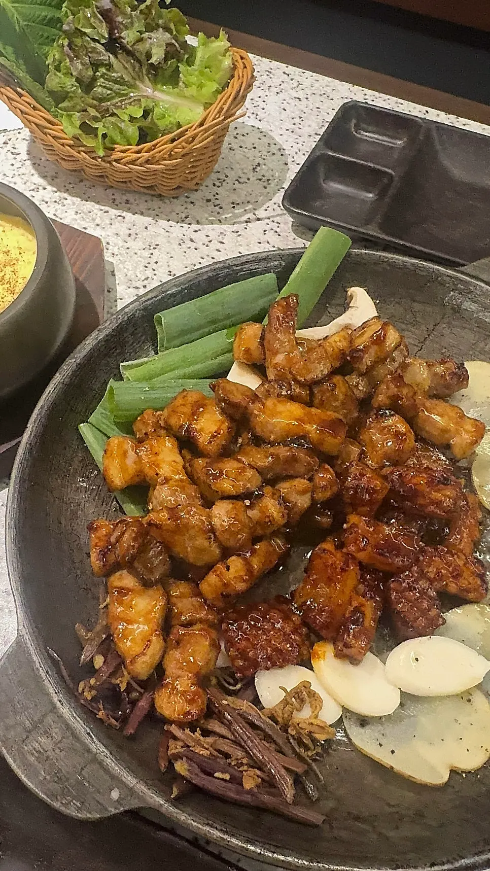 Một miếng thịt cuốn cùng đồ ăn kèm