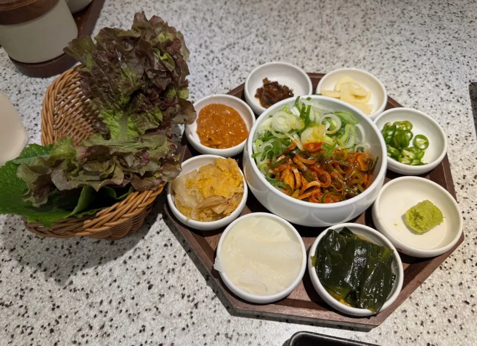 4인용 테이블이 놓인 고옥희 화명본점 내부