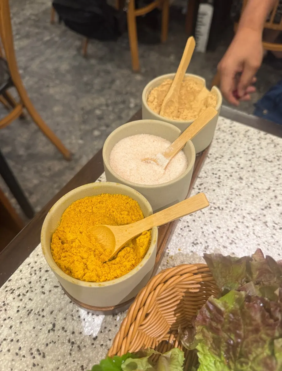 백김치와 명이나물 등 밑반찬이 차려진 테이블