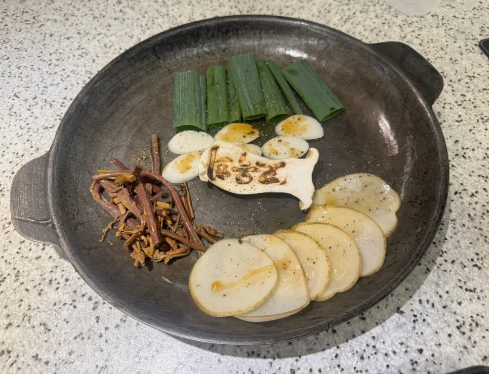 테이블에 적힌 맛있게 먹는 방법 안내