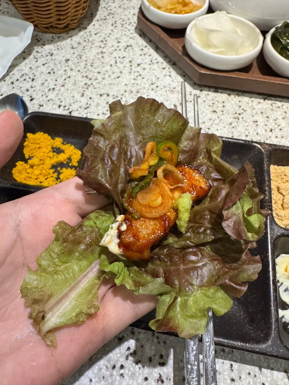 쌈채소에 올린 구운 고기와 반찬