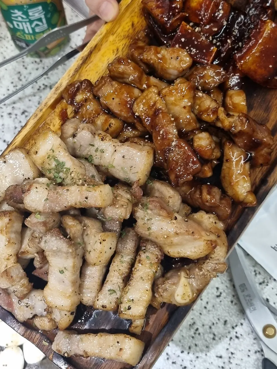 먼저 나온 야채구이와 뿌려진 후추