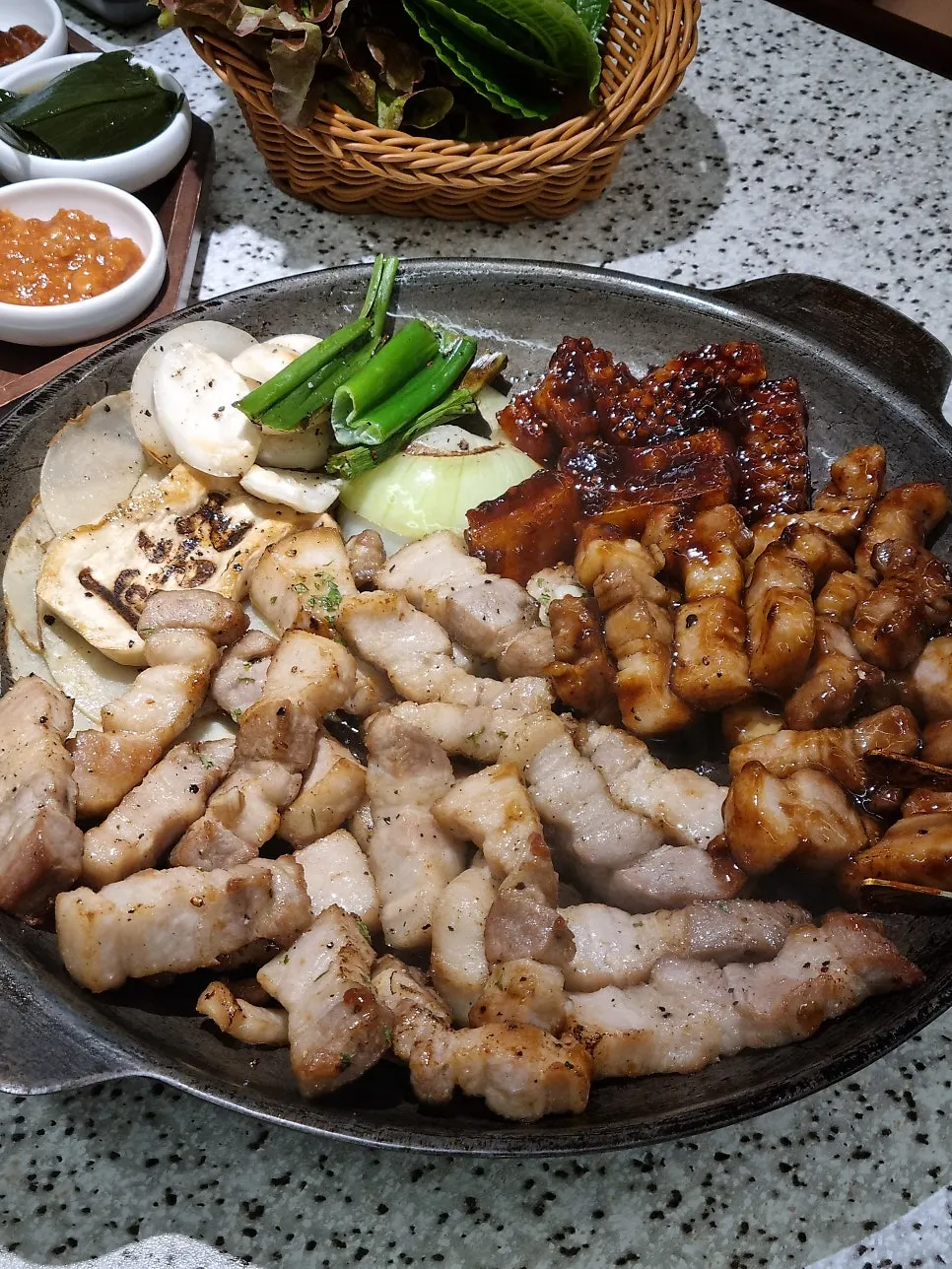 구워져 나온 중간판 700g 삼겹살 플레이팅