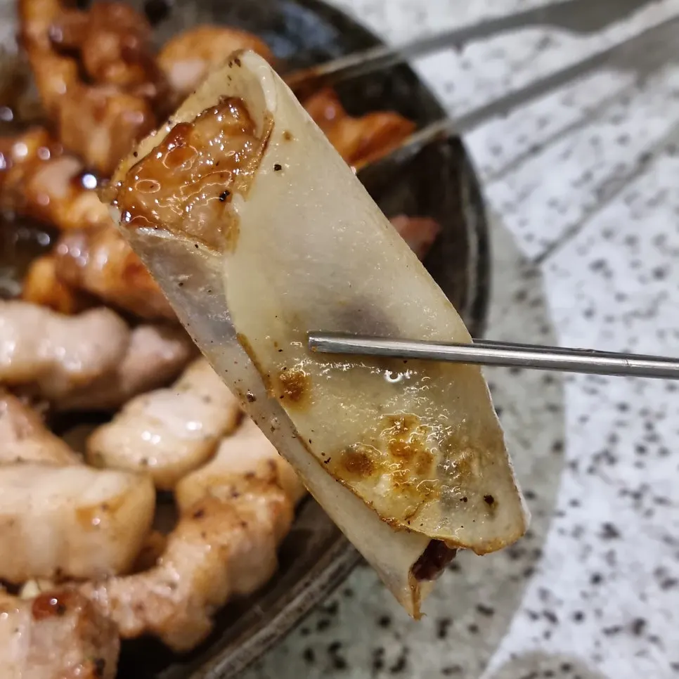 매콤한 양념의 돼지껍데기