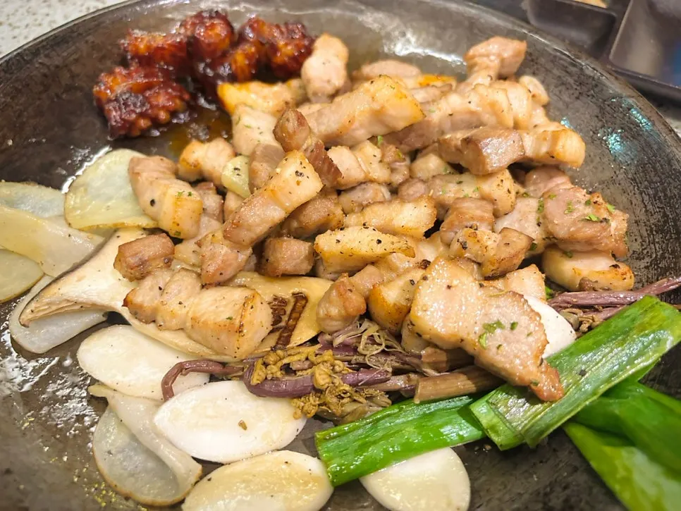 Comparison of small and mid-size platter compositions at Go Ok-hui