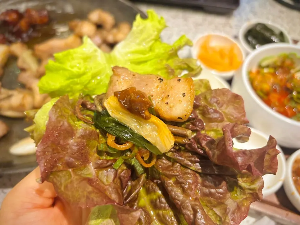 Table setting and side dishes at Go Ok-hui
