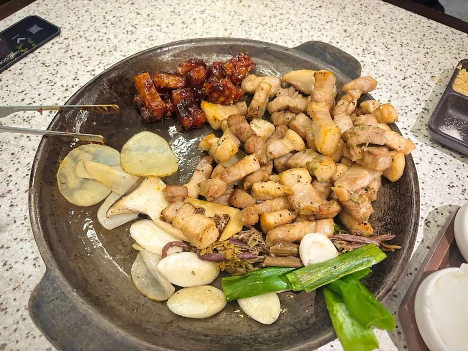 Grilled galbi-marinated pork belly and honeycomb pork tripe