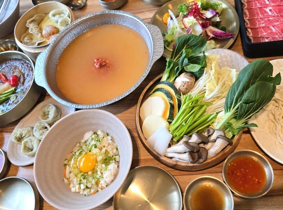 麵秀花辣涮涮鍋刀削麵與餃子擺盤