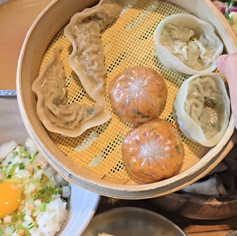 辣涮涮鍋刀削麵、冷蕎麥麵套餐與什錦餃子擺盤