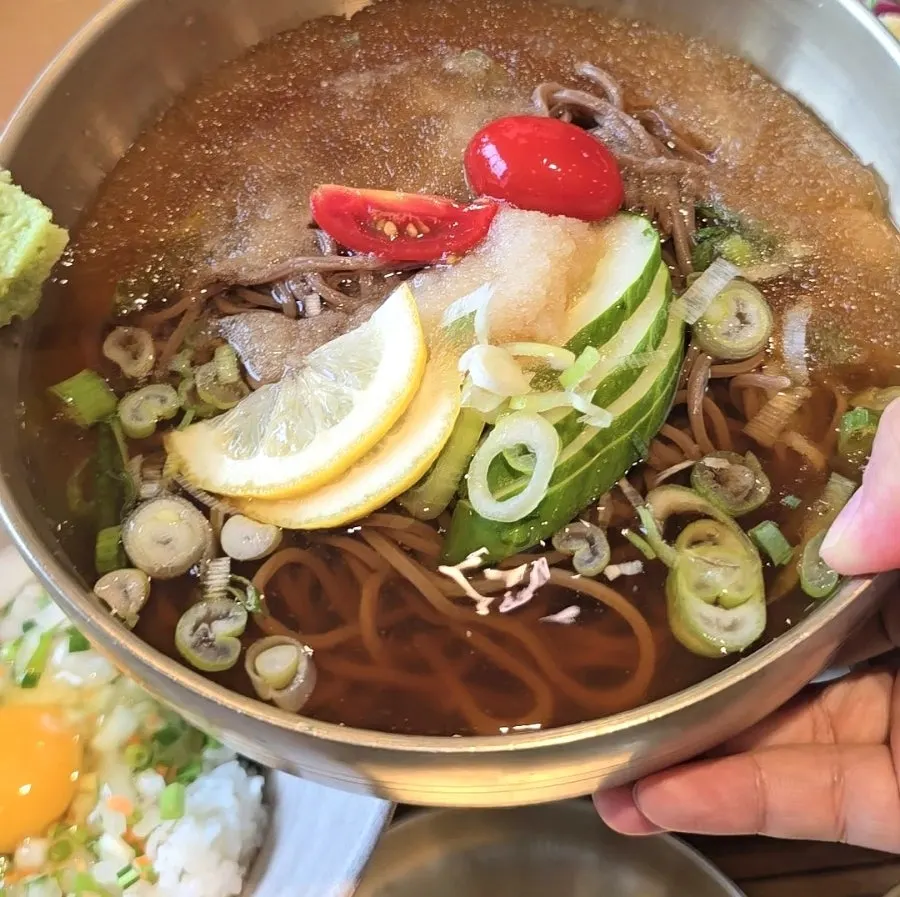 新鮮的涮涮鍋蔬菜與肉盤