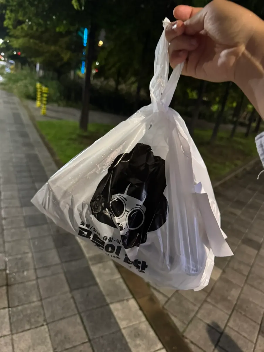 Takeout containers received with the discount notice