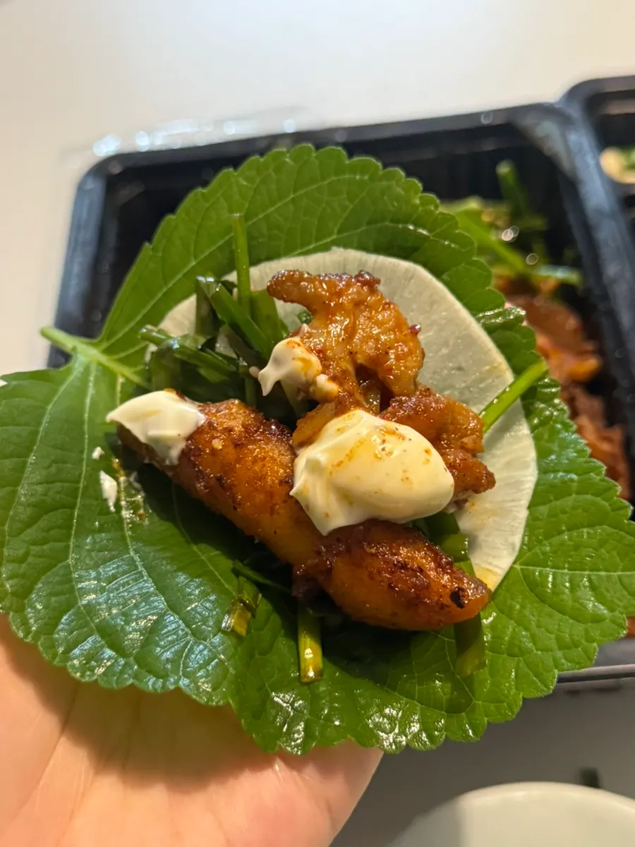 Lettuce wrap with gopchang and chive salad