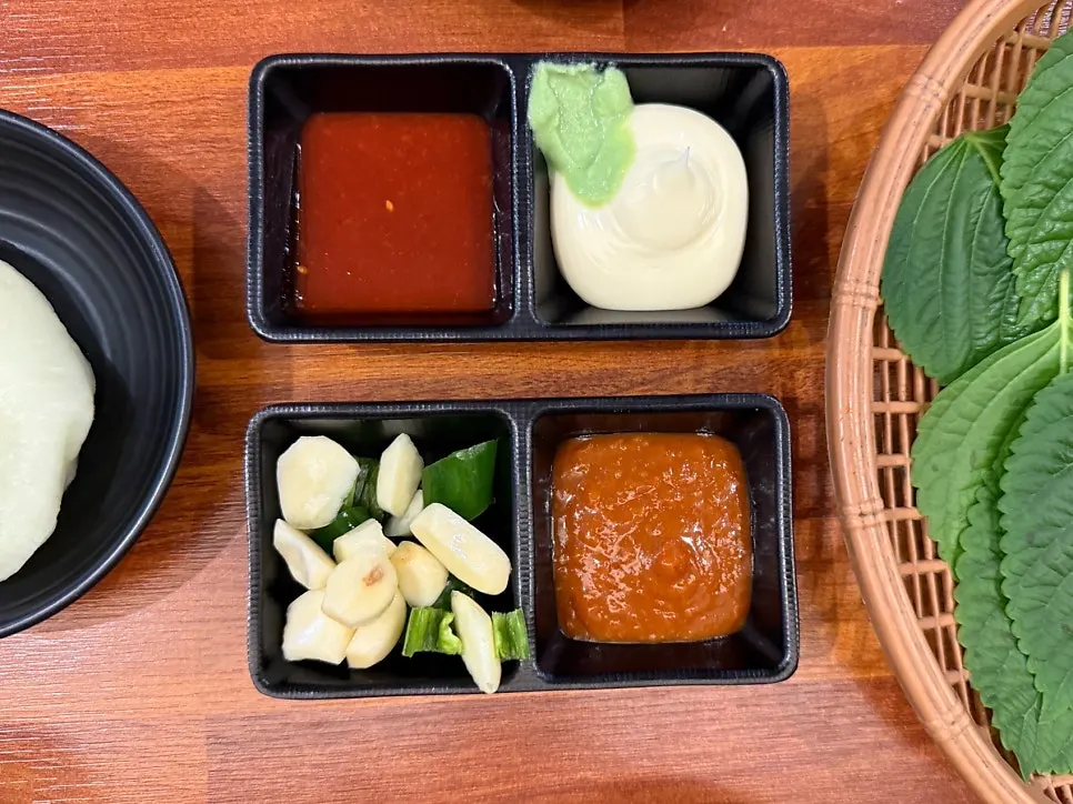 깻잎 쌈무 마늘 고추 쌈장 기본 반찬 상차림