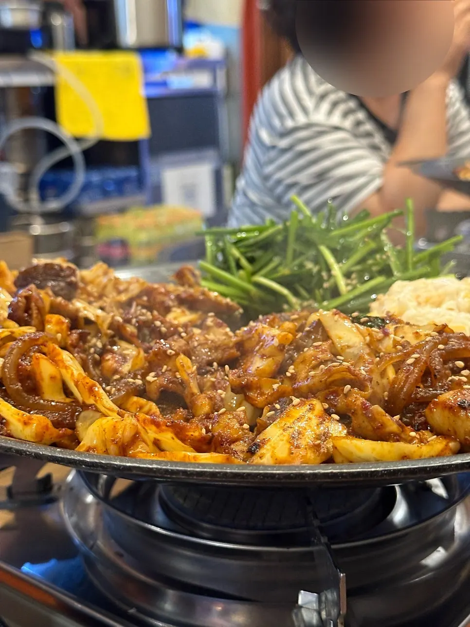 테이블에서 가열 중인 순대곱창
