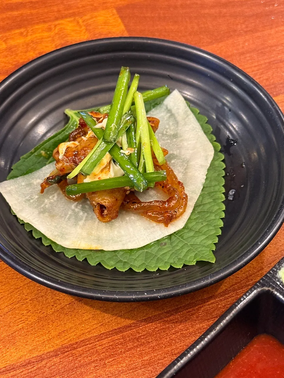 깻잎에 올린 곱창 쌈