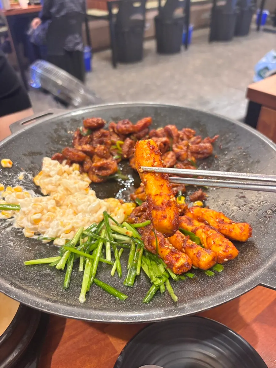 Picking up a piece of seasoned makchang