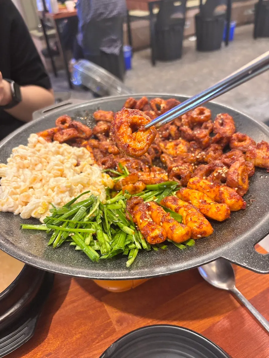 Charcoal-grilled makchang pieces in varied sizes