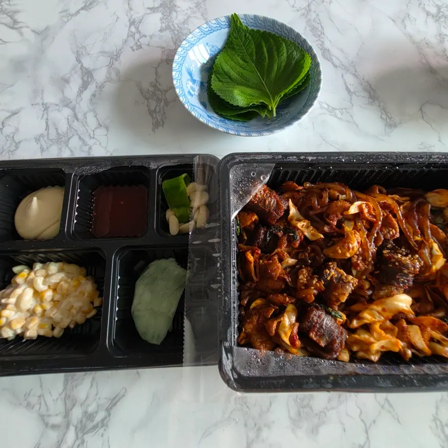 Sundae-gopchang spread laid out on home plates