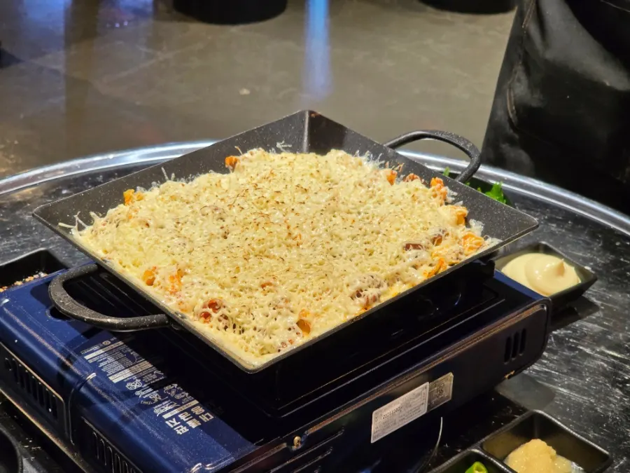 눈꽃 치즈를 올린 야채곱창 A세트