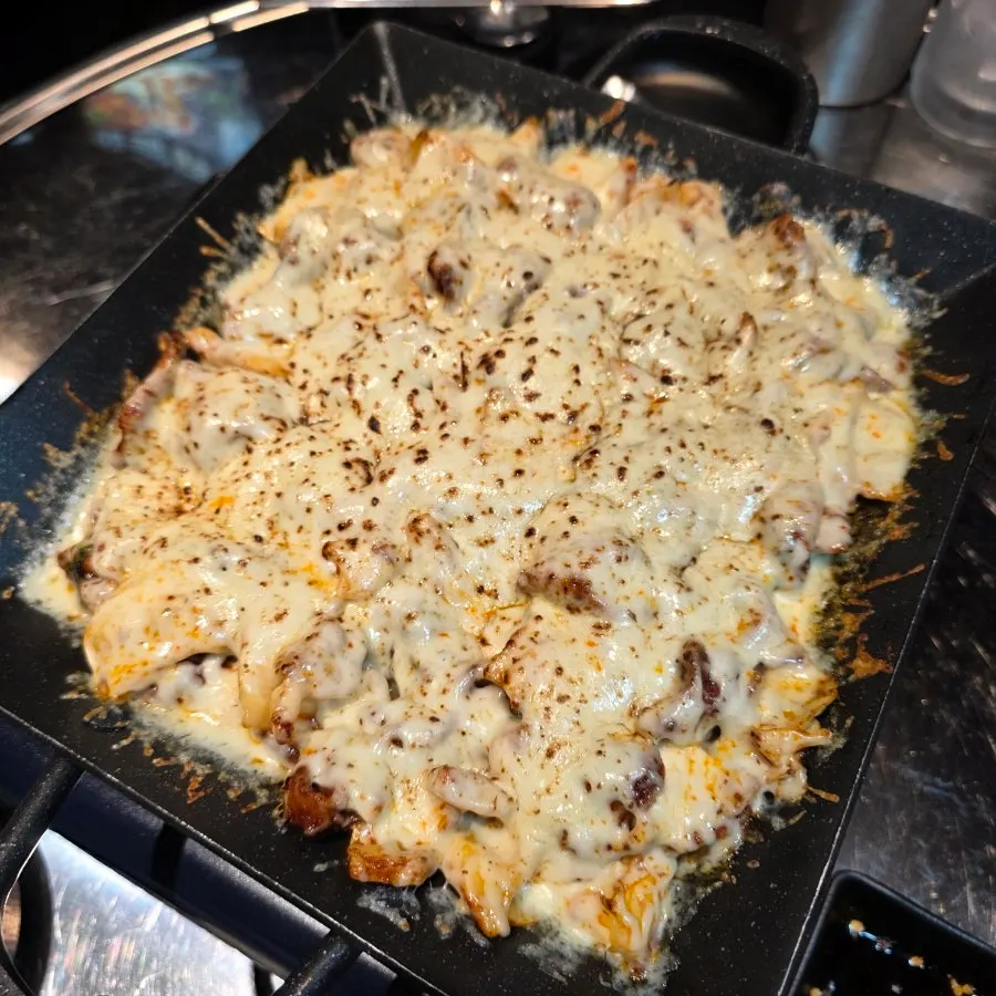 토치로 눈꽃 치즈를 녹이는 모습