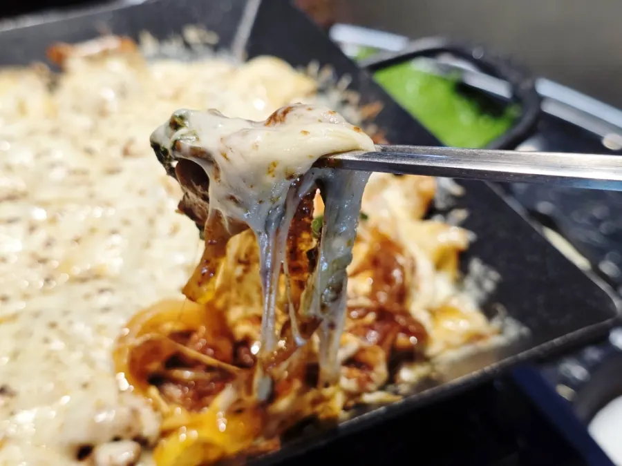 쭉 늘어나는 눈꽃 치즈