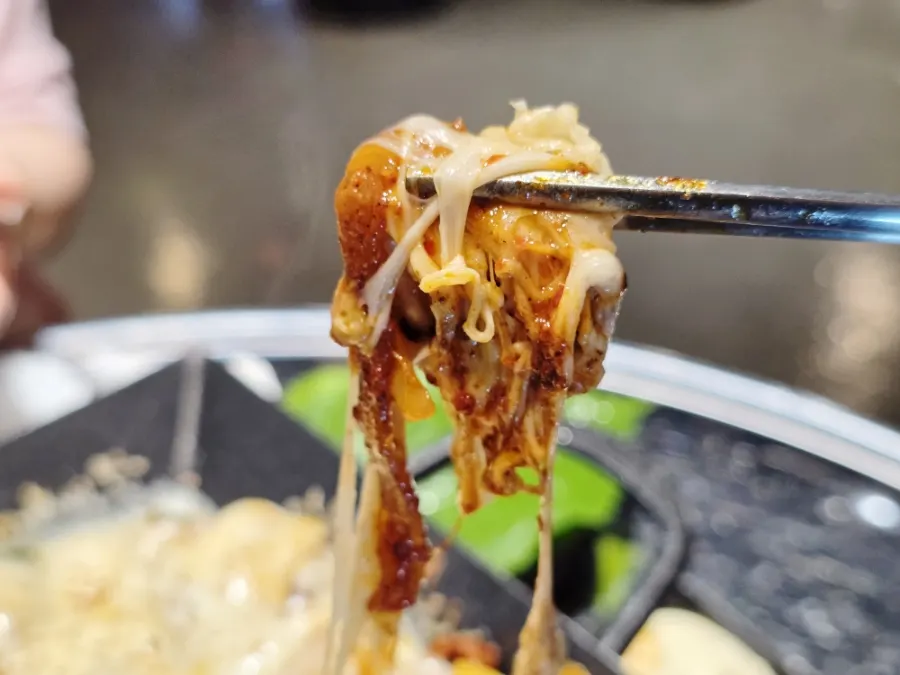 김이 오르는 치즈 야채곱창 클로즈업