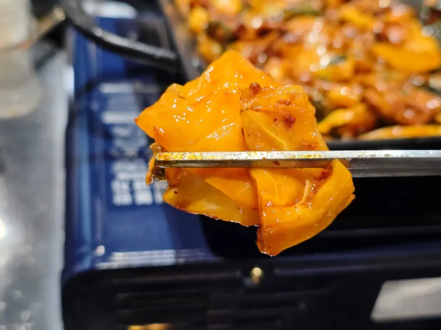 양배추와 당면이 깔린 야채곱창