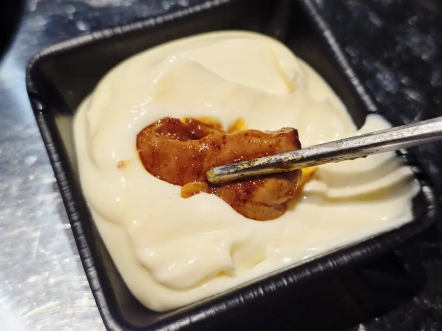 마요네즈 소스에 찍은 야채곱창