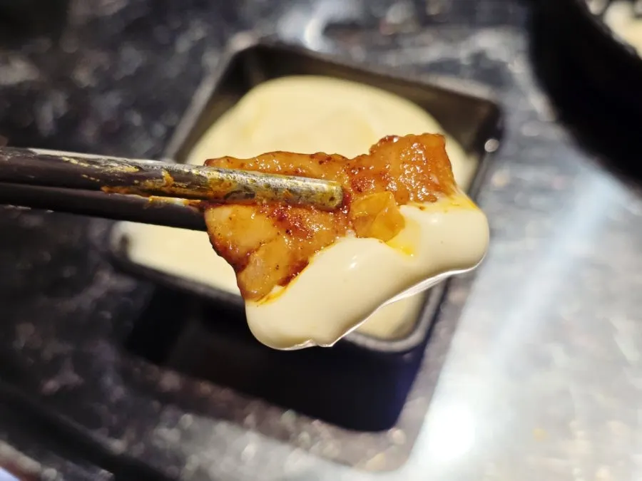 곱창과 소스를 함께 담은 접시