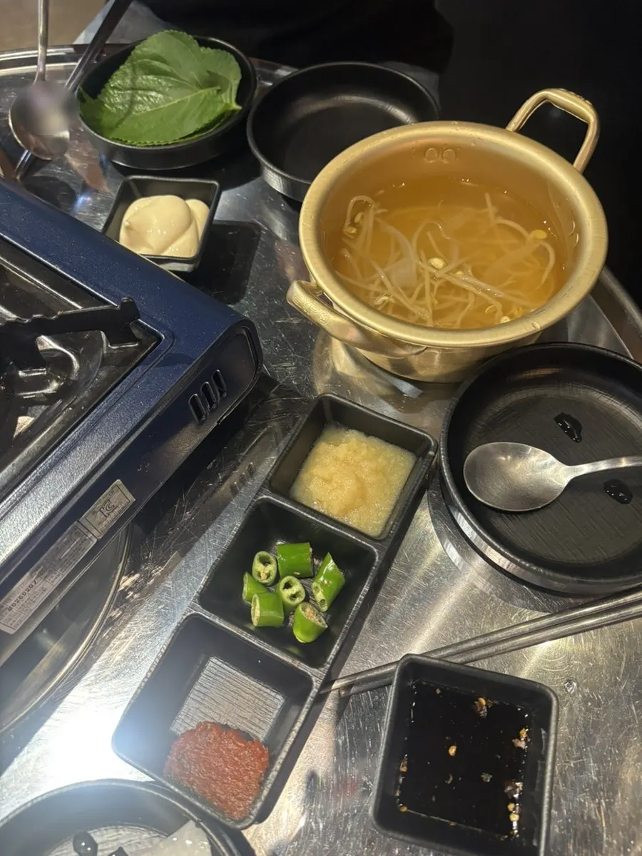 테이블에 차려진 밑반찬 전체