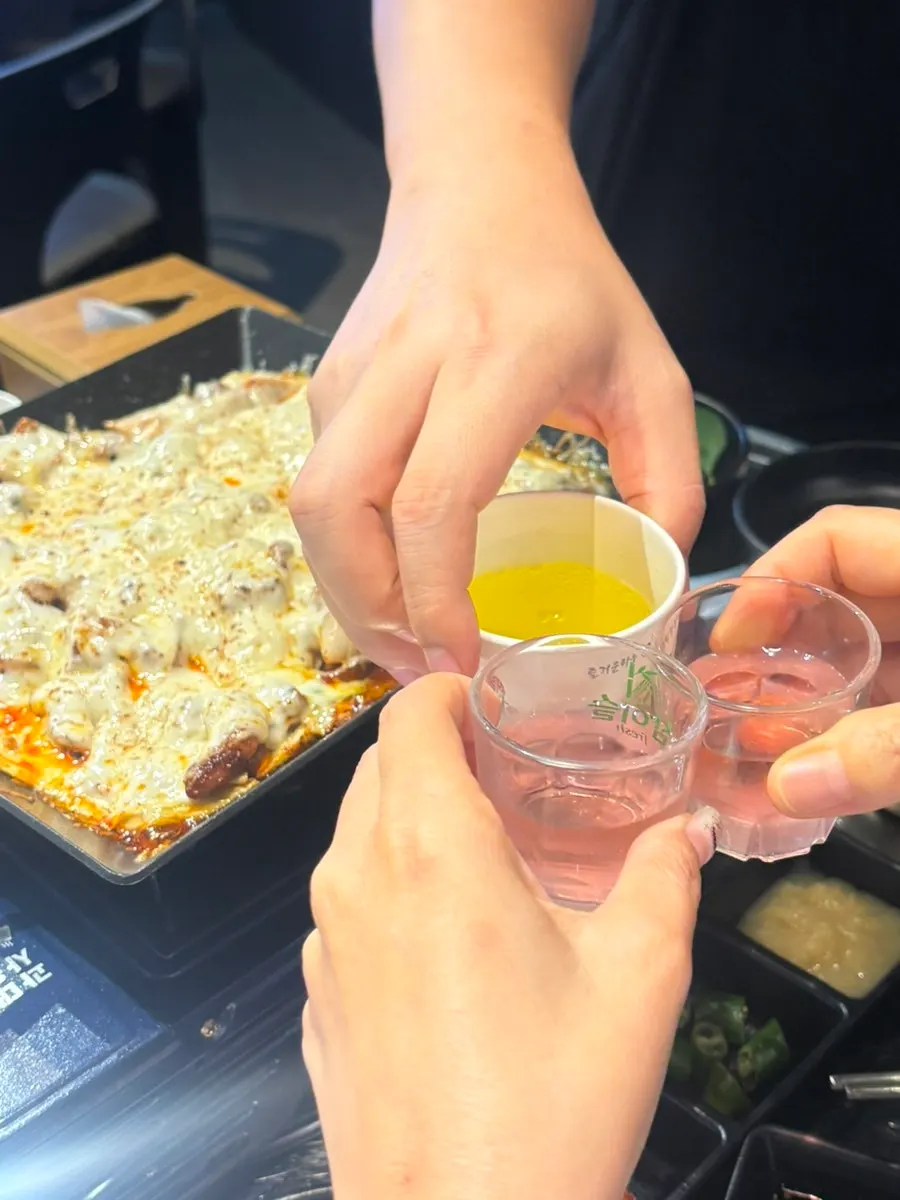 치즈가 녹아내린 야채곱창 철판