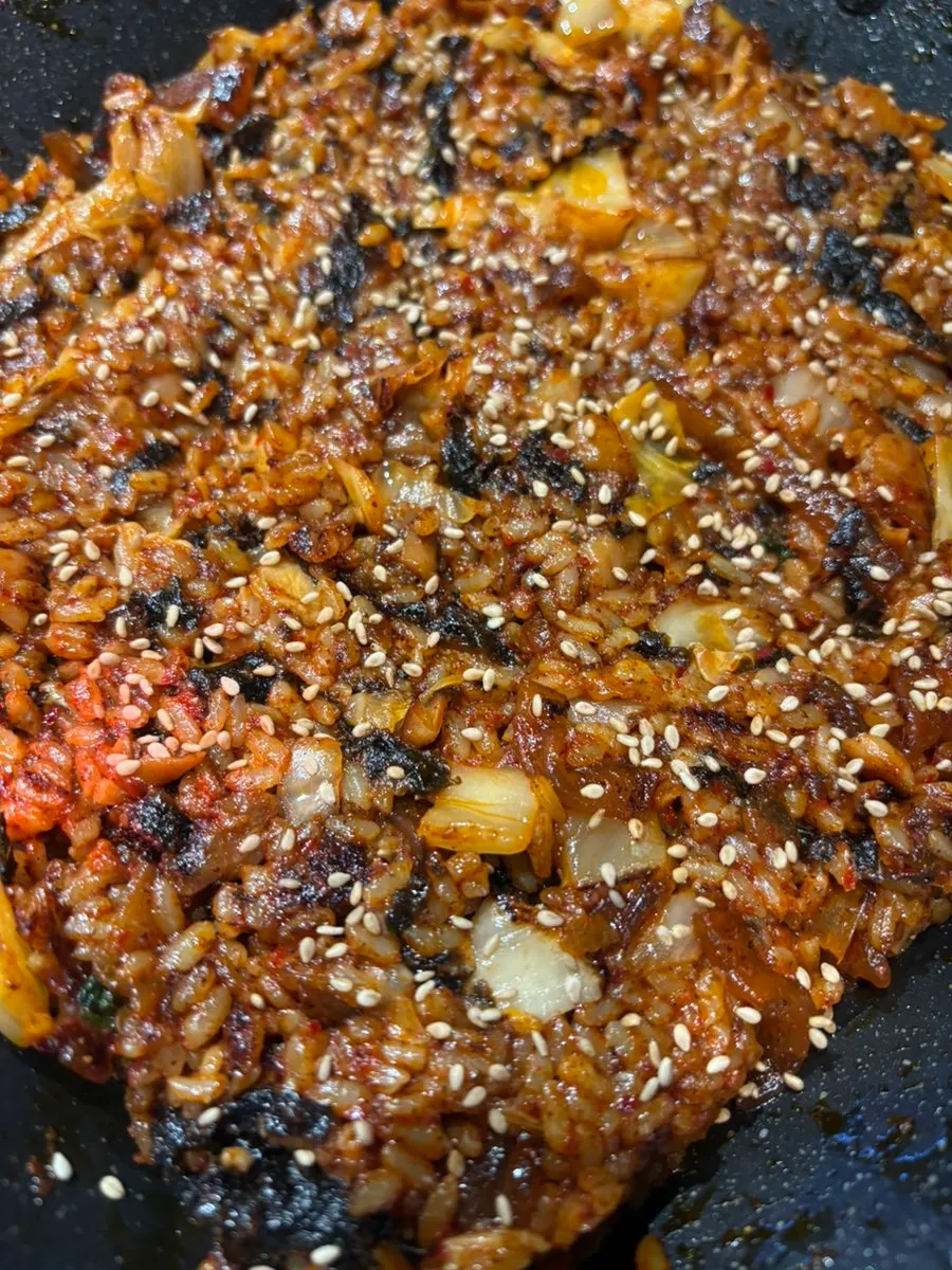 마요네즈에 찍은 곱창 쌈 한 입