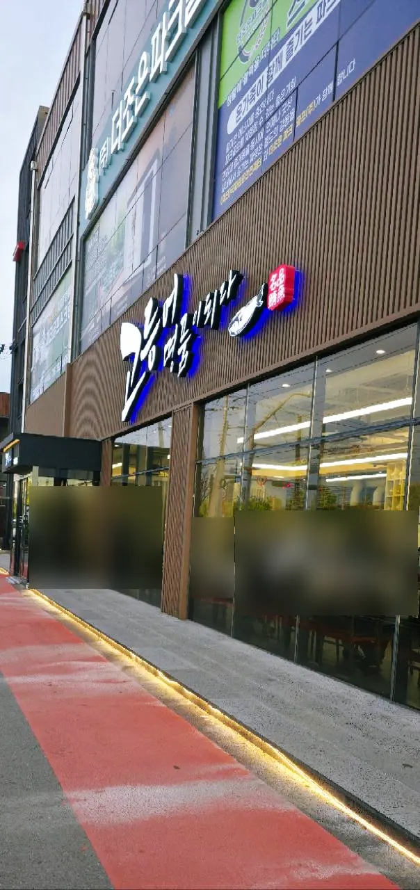 평일 저녁 차량이 들어찬 식당 주차장