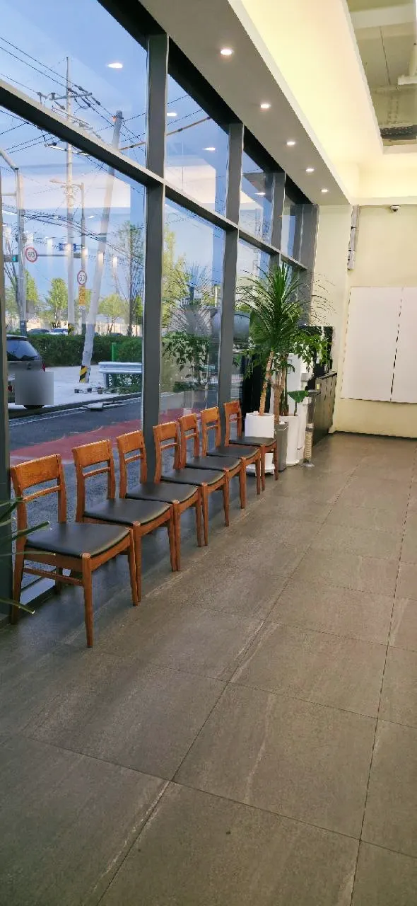 수원점 매장 출입구 쪽 전경