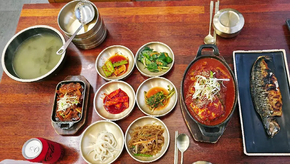 반찬과 미역국, 숭늉, 식혜가 있는 셀프바