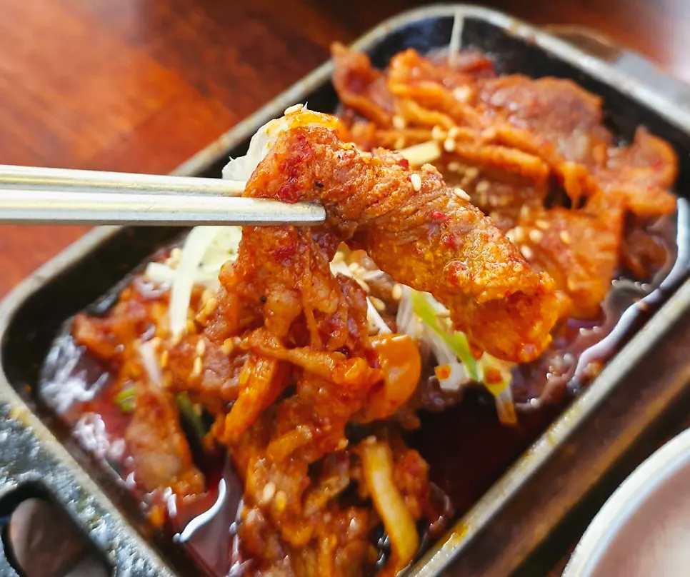 기본으로 나온 맛보기 제육볶음