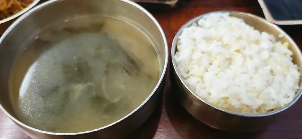 함께 나온 미역국 한 그릇