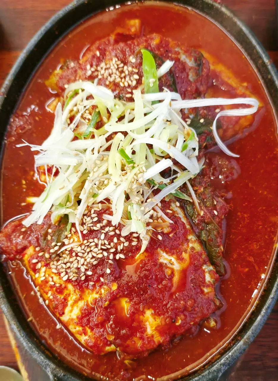 밥과 국, 반찬까지 세팅된 식사 상