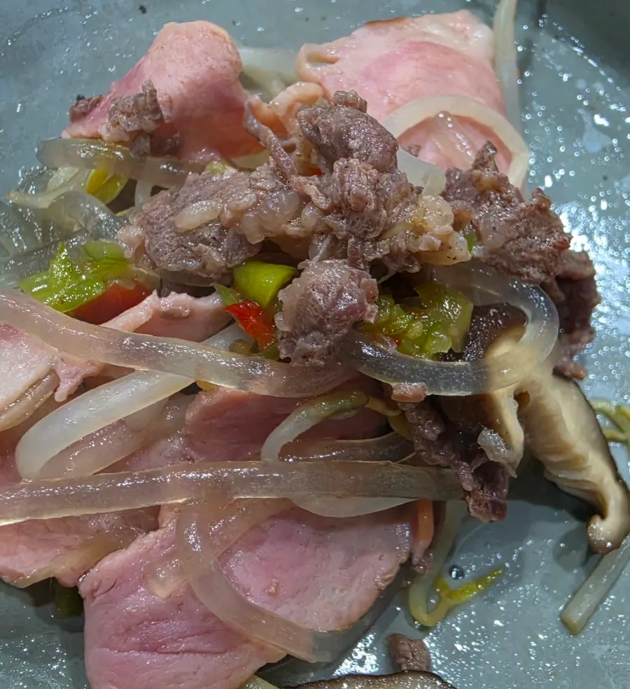 Flower-shaped visual of the giant beef bulgogi made with bacon