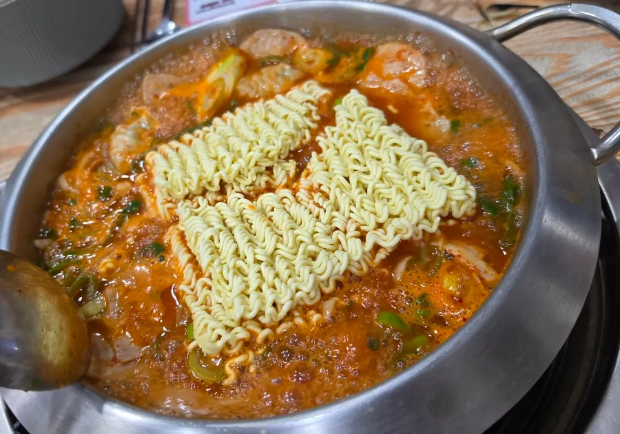 Gorae Jeongtong Kkot Budae Jjigae served in a flower shape