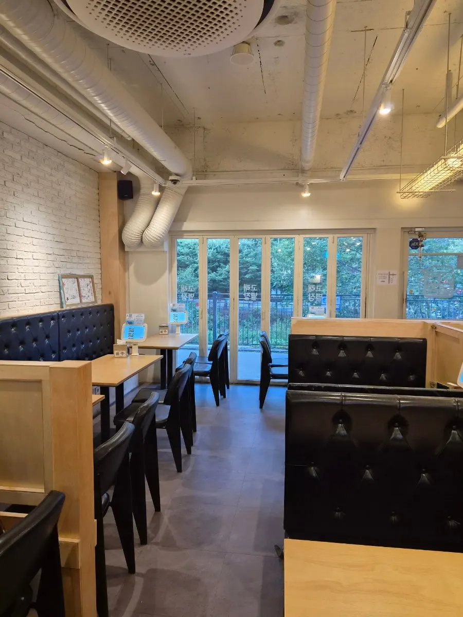 Interior of Gorae Byeoljang Suji Branch with the door wide open