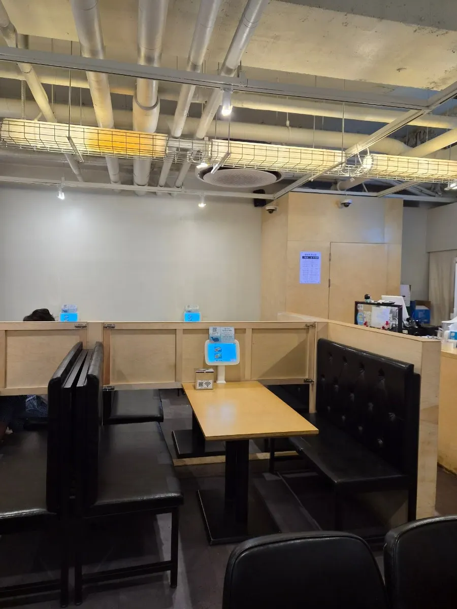 Table seating at Gorae Byeoljang Suji Branch