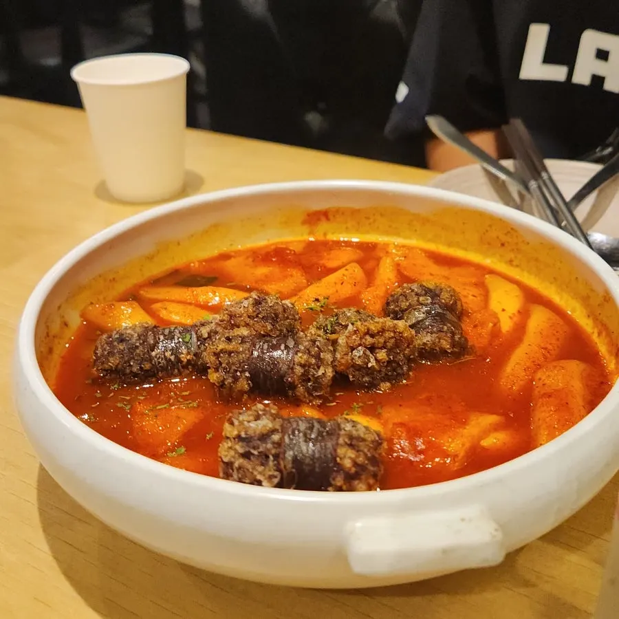 Wheat-rice-cake tteokbokki topped with fried sundae