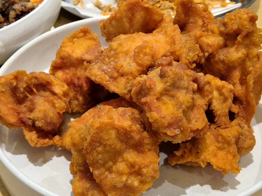 A plate of crispy fried chicken at Gorae Byeoljang Suji Branch