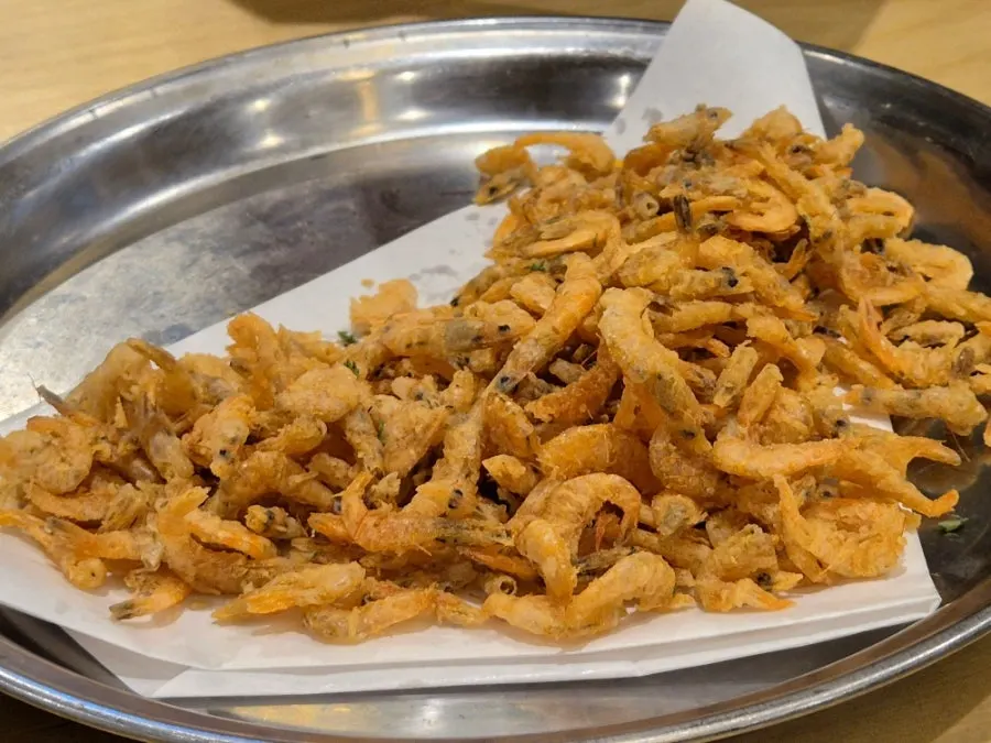 Freshly fried shrimp chips as a side dish